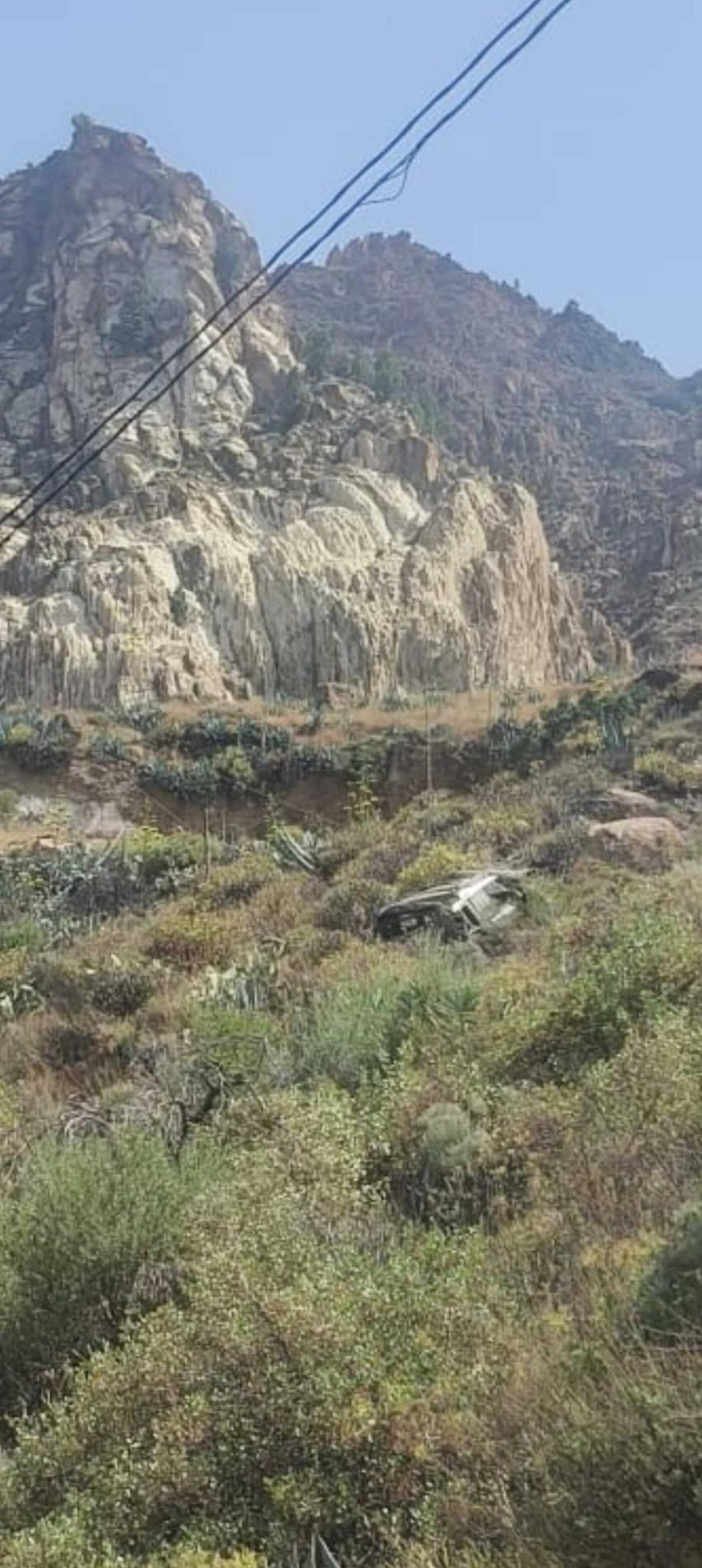 Un véhicule dévalant la route GC 65 à l'intersection avec Sardina del Sur, Gran Canaria.