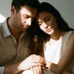 Destin ou illusion ? Les dangers de voir son partenaire comme une âme sœur prédestinée pour la solidité du couple