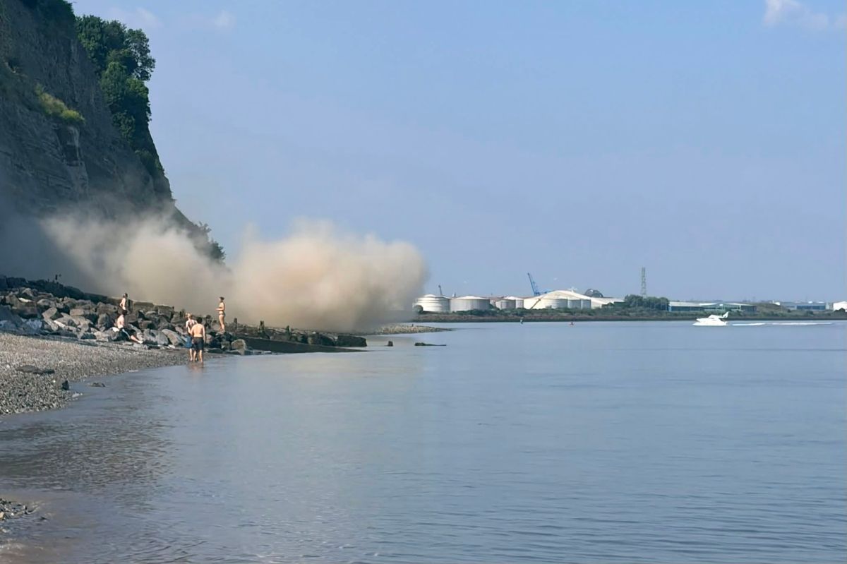 Un nuage de poussière au-dessus d'une plage rocheuse