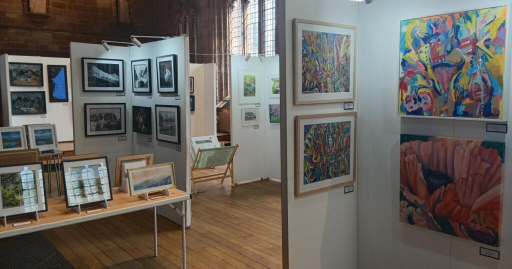 Exposition d'artistes locaux à la cathédrale de Carlisle