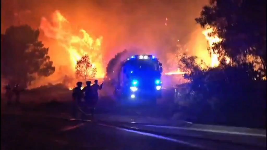 Des membres de l'Unité militaire d'urgence (UME) combattent le feu à Sotillo de la Adrada, en Ávila