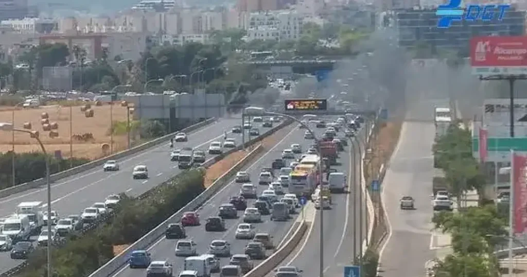 Incendie d'un véhicule entraîne des embouteillages sur l'autoroute de Llucmajor