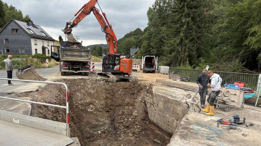 L697 vers Attendorn : route bloquée à cause d'un cratère de plusieurs mètres !