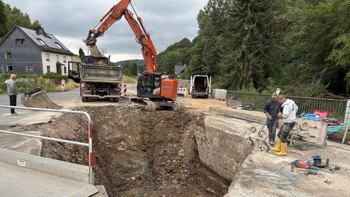 L697 vers Attendorn : route bloquée à cause d'un cratère de plusieurs mètres !