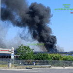 La peur s'embrase : flammes et fumée noire près de l'ex-Isolmer à Teano