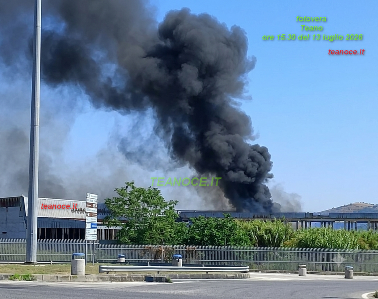 La peur s'embrase : flammes et fumée noire près de l'ex-Isolmer à Teano