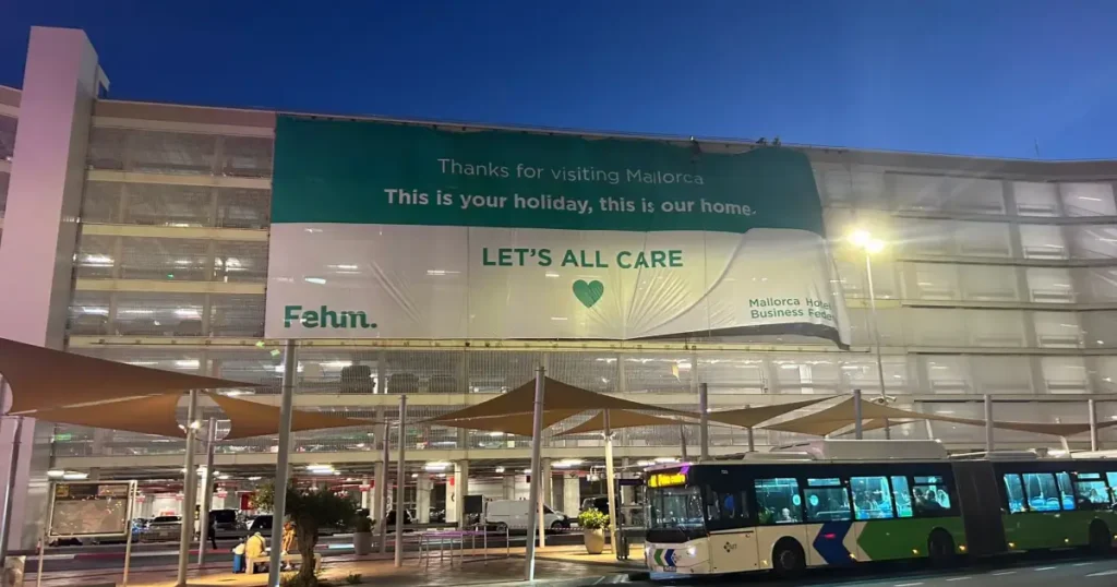 L'affiche à l'aéroport de Palma incite à visiter Mallorca de manière responsable