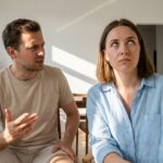L'alerte inattendue : ce geste apparemment anodin pendant la conversation qui inquiète les thérapeutes !