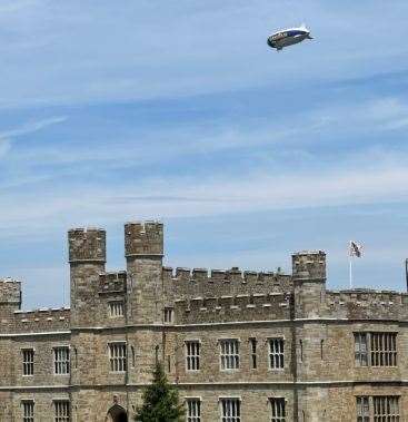 Le dirigeable Goodyear au-dessus du château de Leeds, près de Maidstone. Photo : Graysons Leeds Castle