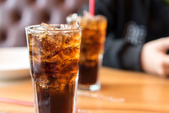 Le sirop de maïs à haute teneur en fructose est utilisé dans de nombreuses boissons gazeuses.