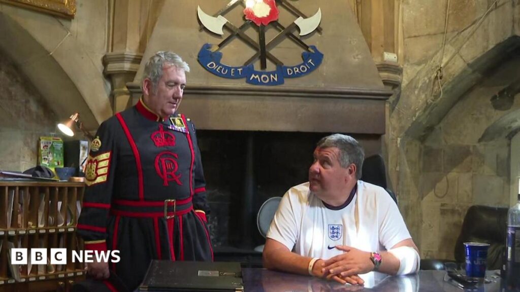 Les Beefeaters de la Tour de Londres placent leur devoir avant tout pendant le match de l'Angleterre