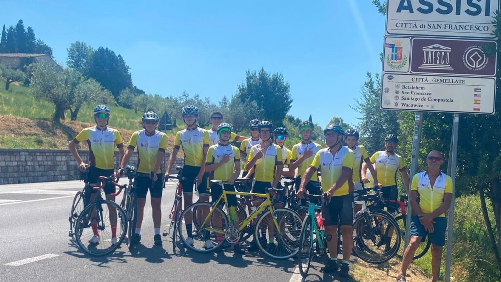 L'incroyable aventure de dix jeunes et de leur curé cycliste, Don Francesco