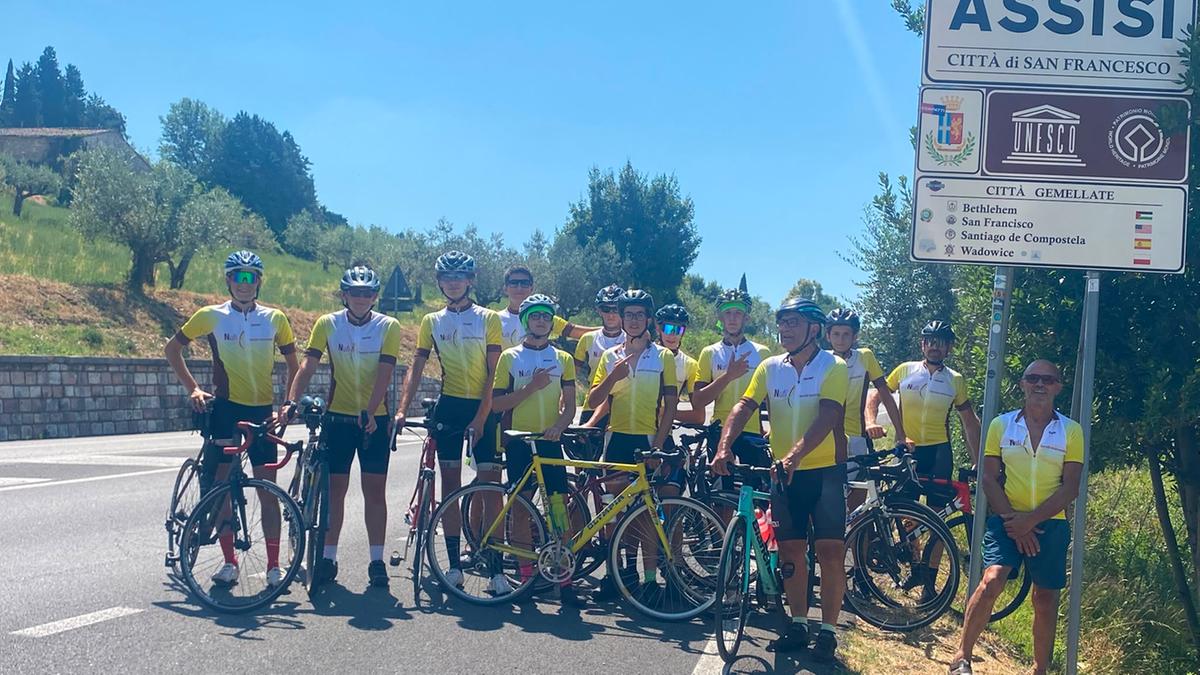 L'incroyable aventure de dix jeunes et de leur curé cycliste, Don Francesco