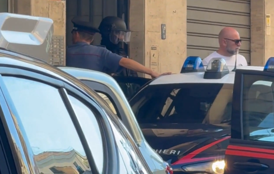 Meurtre à Palerme : un colocataire abat son ami et se barricade chez lui