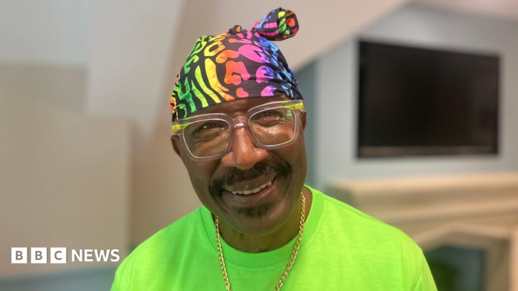 Mr Motivator anime une séance de fitness dans une maison de retraite à Huddersfield !