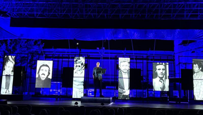 Podcast captivant de Stefano Nazzi au Théâtre Romain : entre spectacle et intrigues criminelles