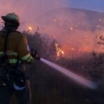 Pompiers en action toute la nuit contre l'incendie de F. Álamo