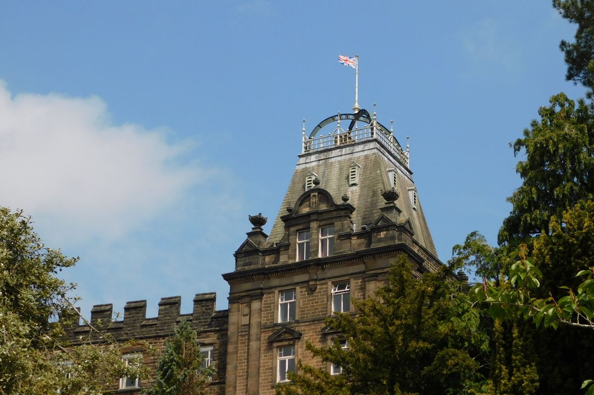 County Hall à Matlock, siège du Conseil du Derbyshire, avec le drapeau britannique flottant