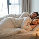 Repenser l'intimité : ce que dormir dos à dos avec mon mari m’a vraiment appris sur notre relation