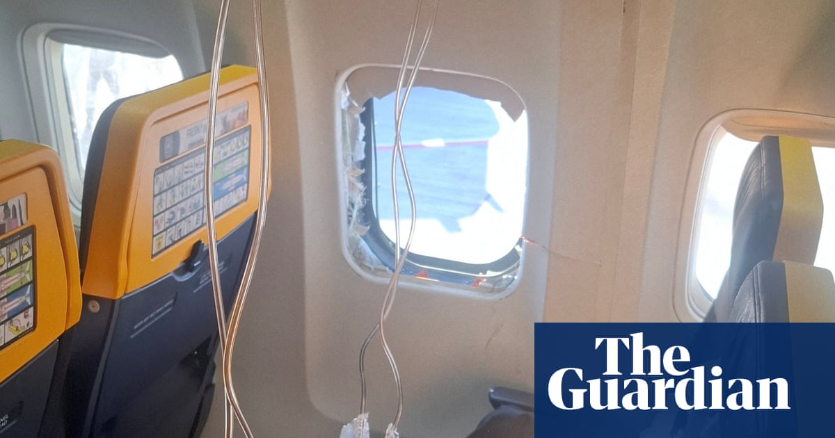Si nous devons mourir, que ce soit ensemble : la femme du passager de Ryanair presque aspirée par la fenêtre