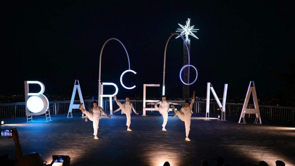 Tibidabo illumine 'Barcelona' pour lancer la saison estivale du parc d'attractions