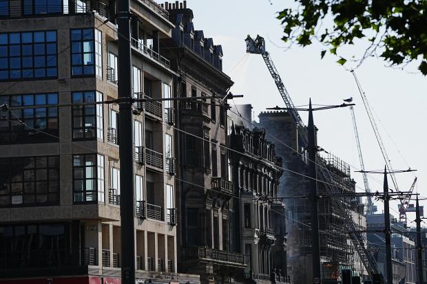 Pompiers sur le site d'un incendie sur Princes Street à Édimbourg