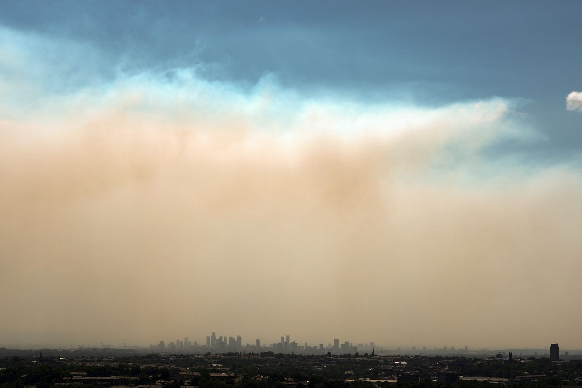 Le nuage de fumée surplombant Manchester, vu depuis le Peak District