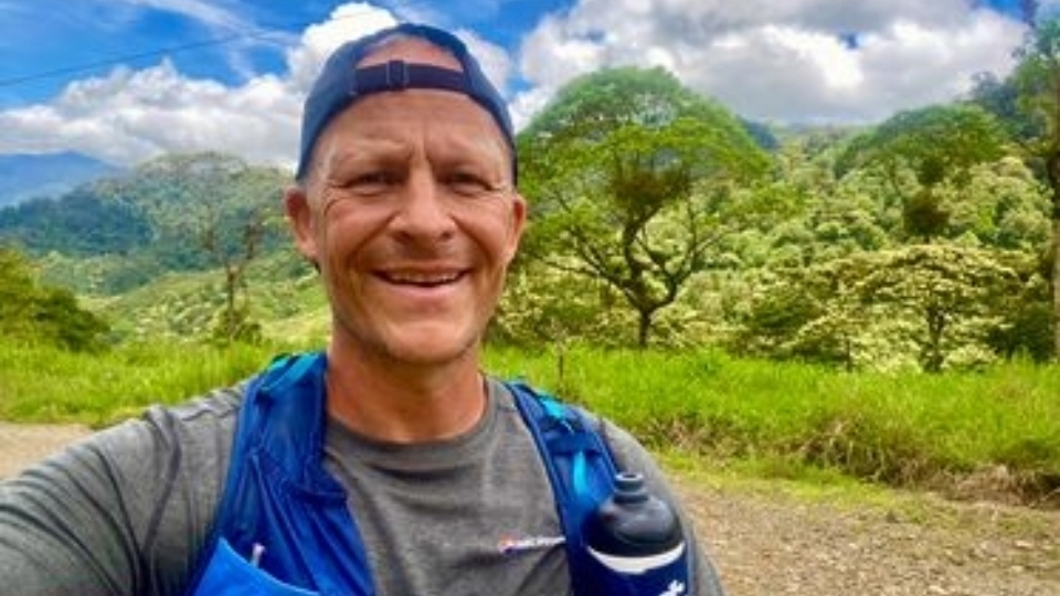 Un aventurier local relève un défi extrême dans la jungle colombienne pour la charité