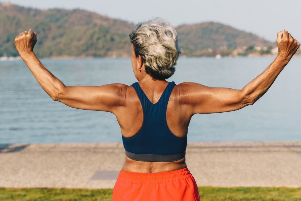 Femme senior flexant ses muscles
