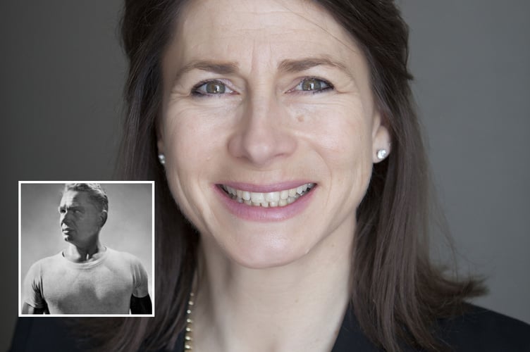 Joanna Crookall avec une photo de Joseph Pilates