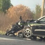 Violent choc sur la Domiziana : une moto percute une voiture, plusieurs blessés.