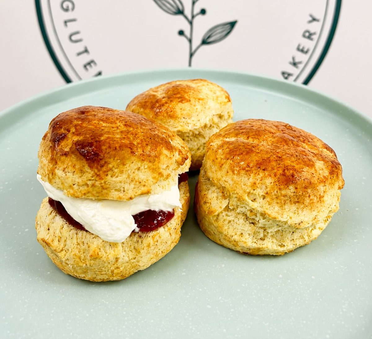 Trois scones sur une assiette avec le logo de Freed.me en arrière-plan.