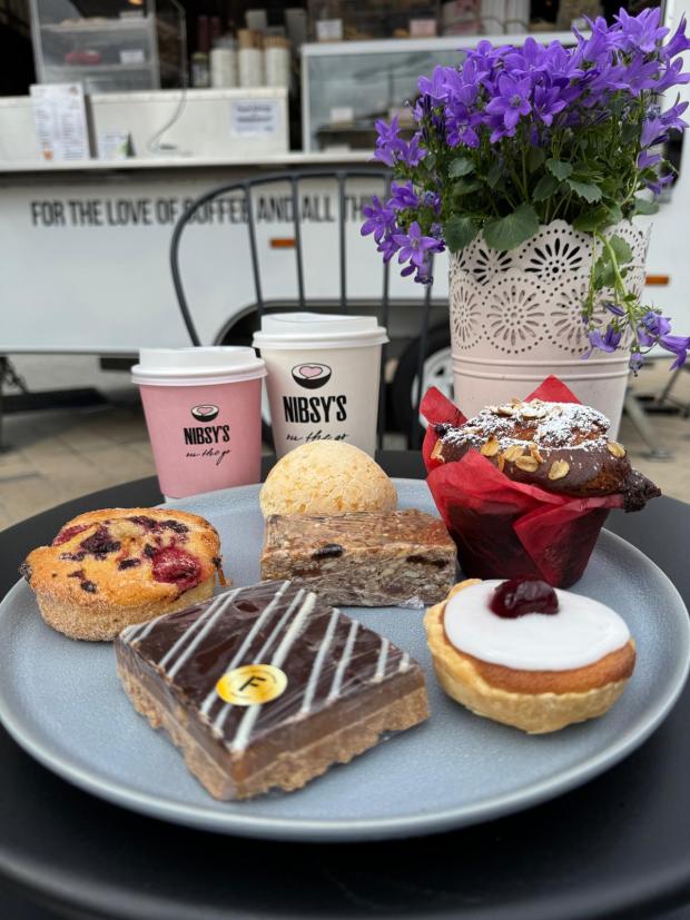 Nibys's, le camion de café sans gluten devant la gare de Reading