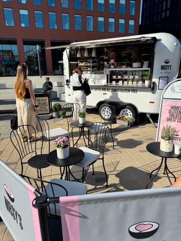 Nibys's, le camion de café sans gluten devant la gare de Reading