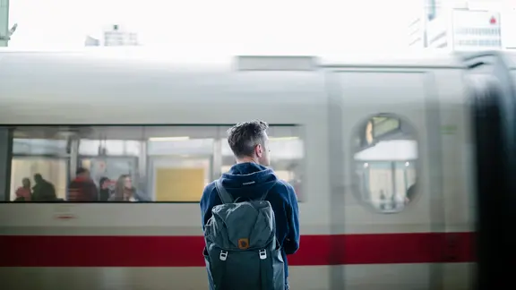 Au centre de Hanovre, un homme observe un train entrant.