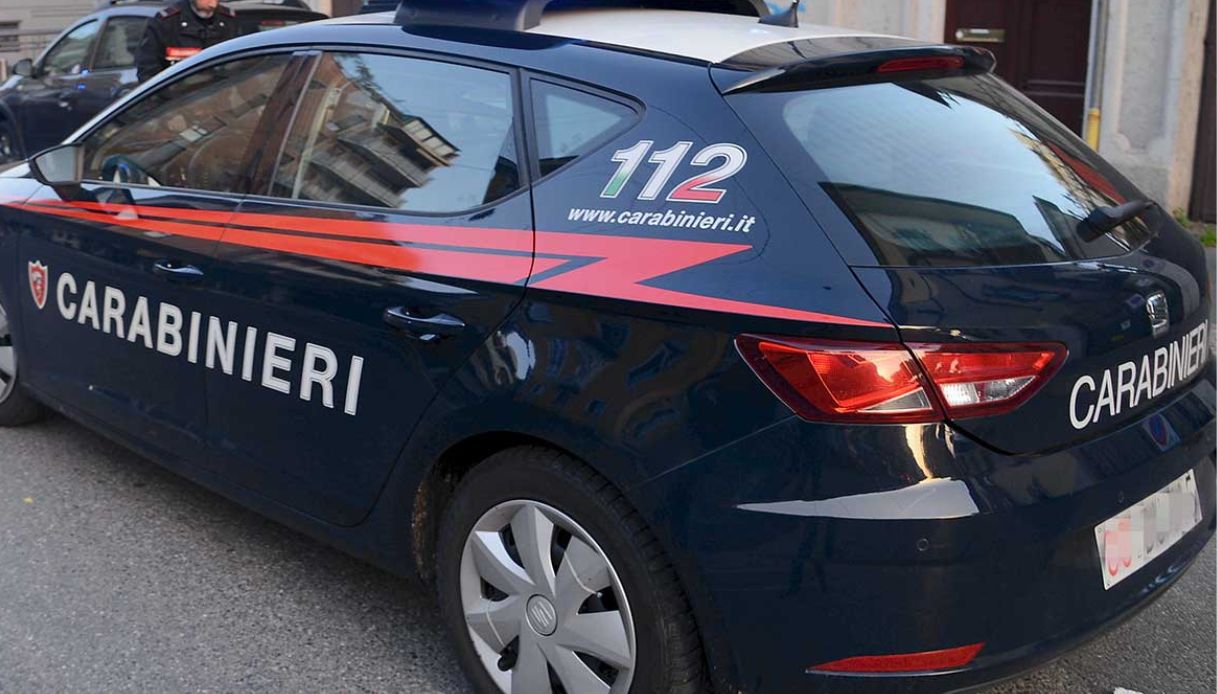 Meurtre en plein centre de Cutro : un jeune serveur abattu, le tueur en fuite !