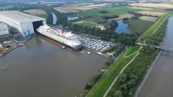 Vue aérienne du navire 'Disney Destiny'.
