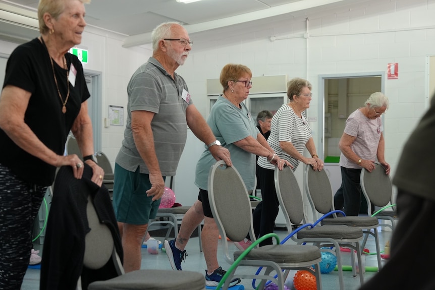 Des personnes âgées s'exerçant