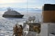 Le brise-glace escorte le navire hors des glaces.