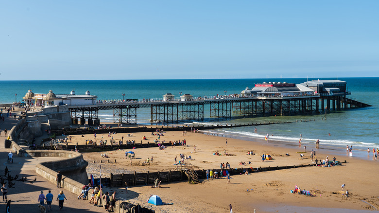 Plage entourant Cromer Pier à Cromer, Angleterre