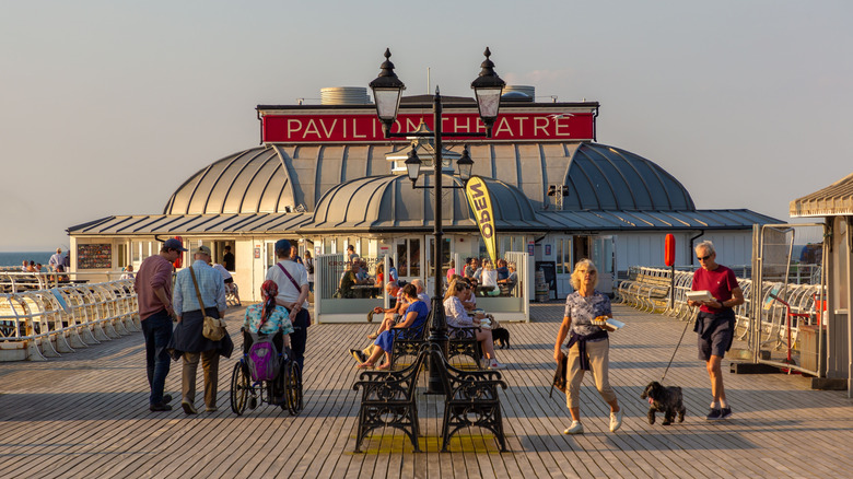 Promenade devant le Pavilion Theatre à l'extrémité de Cromer Pier