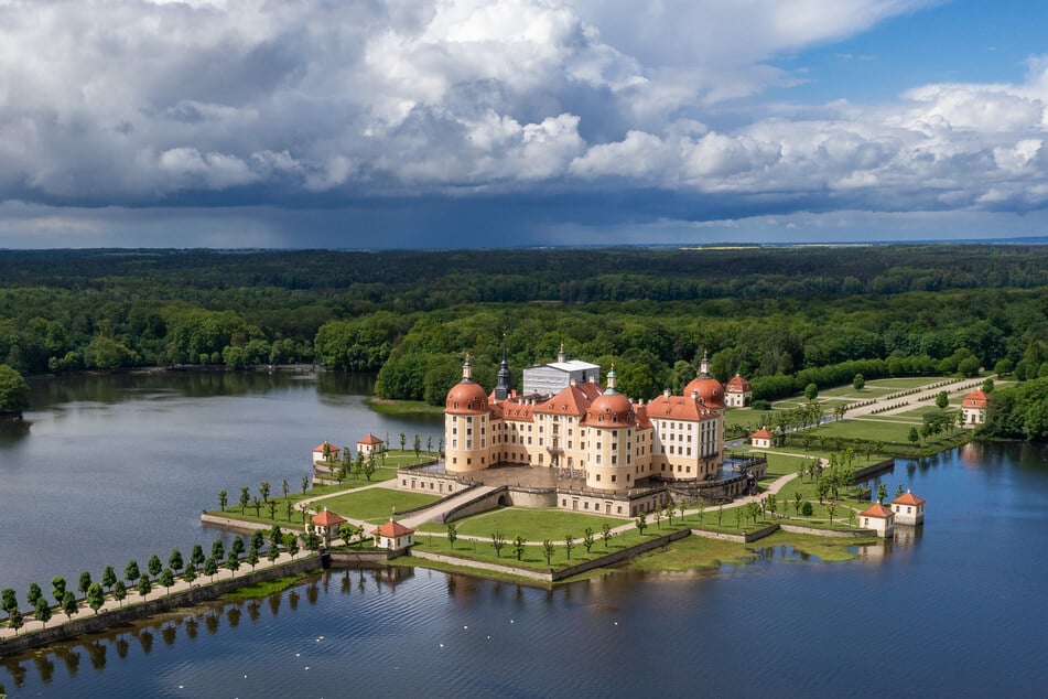 Lors de la visite exclusive, les visiteurs découvrent les somptueusement décorées du Château de Moritzburg.