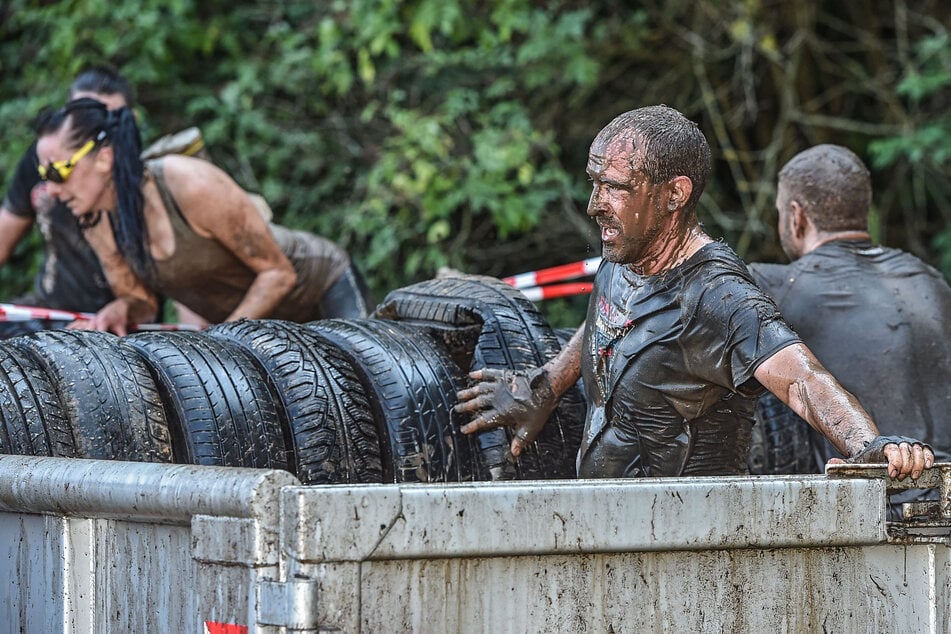 Les participants du CrossDeLuxe à Freital doivent surmonter des obstacles à travers la boue.