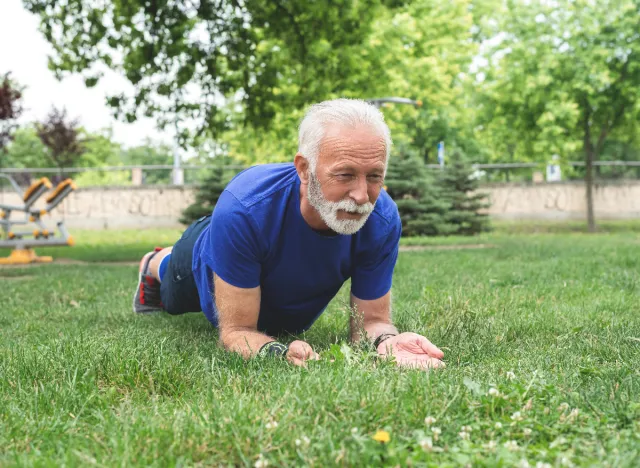 Homme senior faisant des exercices de gainage.