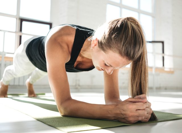 Femme faisant un gainage sur les avant-bras.