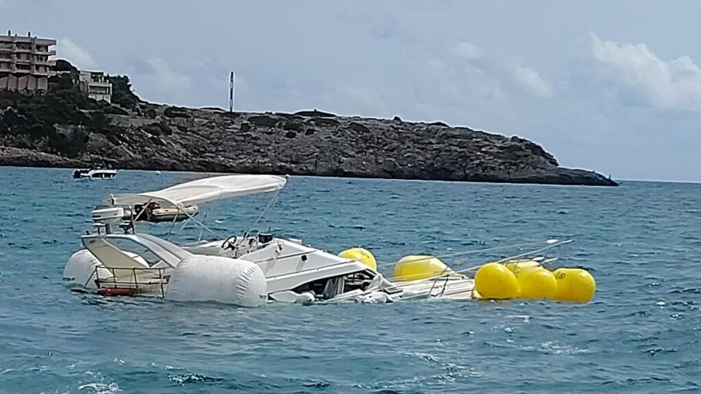 Remontée d'une vedette coulée à Cambrils
