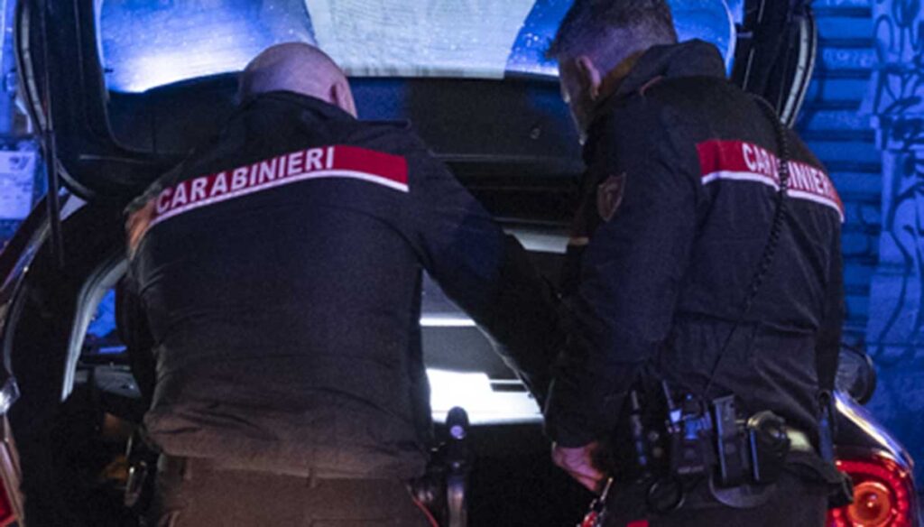 Meurtre à Cassino : une femme retrouvée sans vie dans la cour d'un immeuble