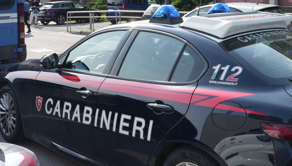 Un père poignarde son fils de 49 ans lors d'une dispute à Colico : arrestation d'un octogénaire