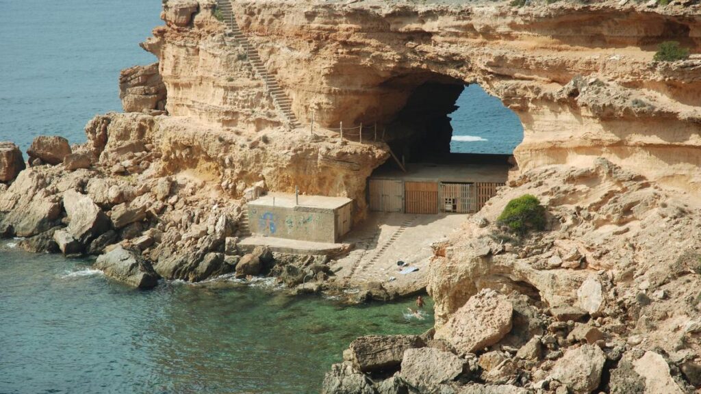 Homme blessé secouru après un plongeon dans la mer à Ibiza