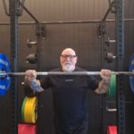 À la conquête des sommets : Sandy Stoddart, 71 ans, porte les couleurs de la Nouvelle-Zélande au championnat océanien d'haltérophilie à Fidji